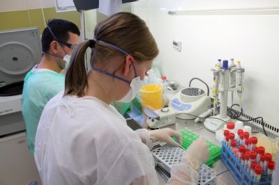 Ostravské laboratoře AGELLAB otestovaly již tisíc vzorků na SARS-CoV-2 a posilují provoz