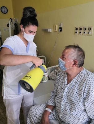 Studenti AGEL Střední zdravotnické školy a VOŠ vypomáhají v nemocnicích po celé Moravě