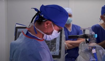 Roboti mění ortopedii: AGEL získal jako první v Česku unikátní systém VELYS pro dlouhodobé využití